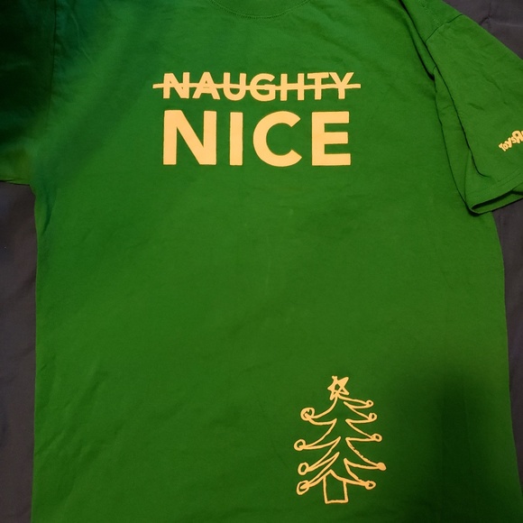 Rare Toys R Us Naughty or Nice like new tshirt - Picture 1 of 4